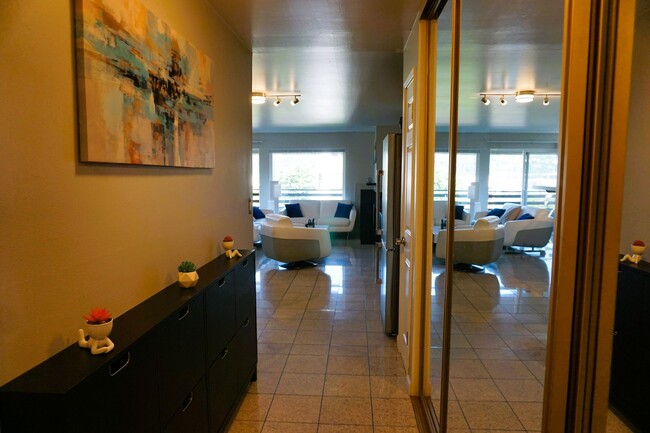 Building Photo - Furnished 2 bedroom Condo with view of Lak...