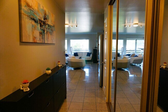 Building Photo - Furnished 2 bedroom Condo with view of Lake Union