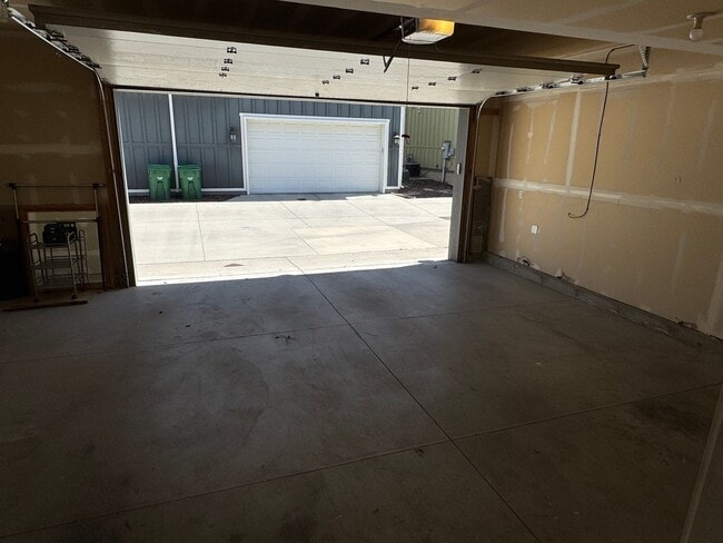 Building Photo - Beautiful 3 bedroom 2 1/2 bath townhome