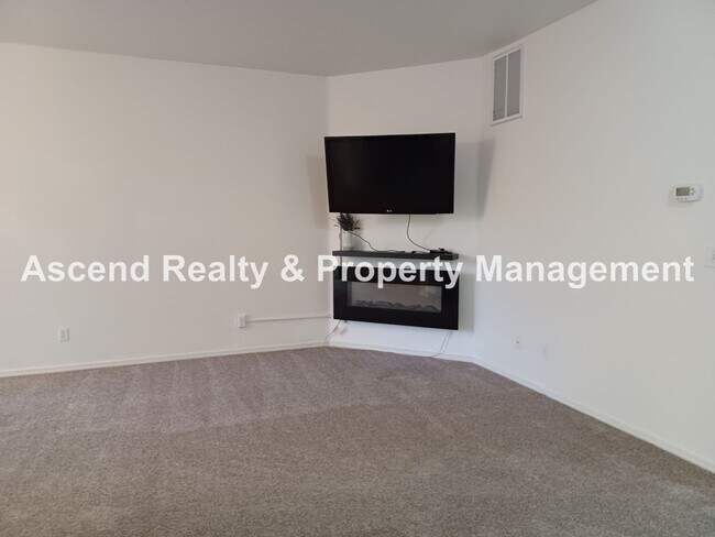 Building Photo - 3 Bed Townhome 1 Car Garage Backs to Green...