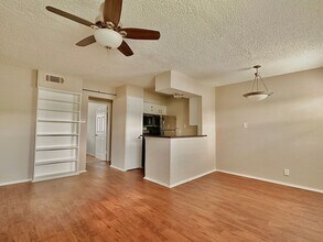 Building Photo - 2401 Manor Rd