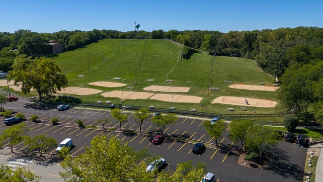 Building Photo - 6000 Oakwood Dr