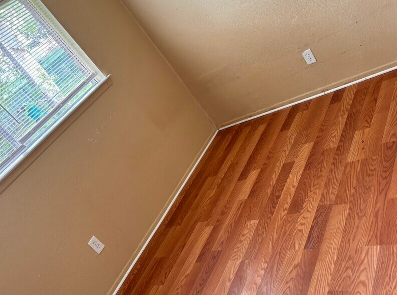 Building Photo - 3306 Westhampton Dr