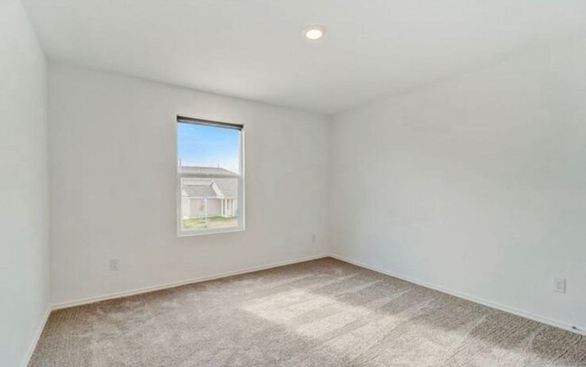 Building Photo - 4 Bedroom 2.5 bath home ready for move-in