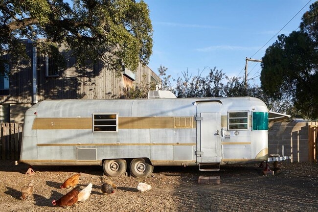 Building Photo - 902 W Mary St