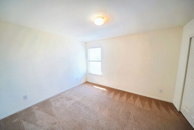 Building Photo - Lovely Home in Gated Universal City Neighb...