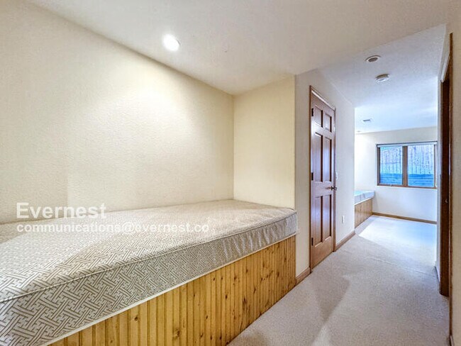 Building Photo - 990 Utica Cir
