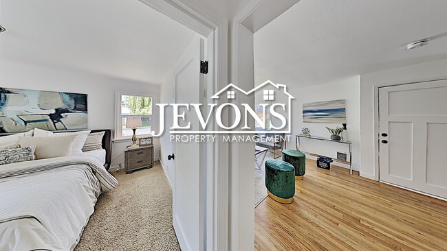 Building Photo - Discover the warmth of this lovely single-family home in the heart of Seattle