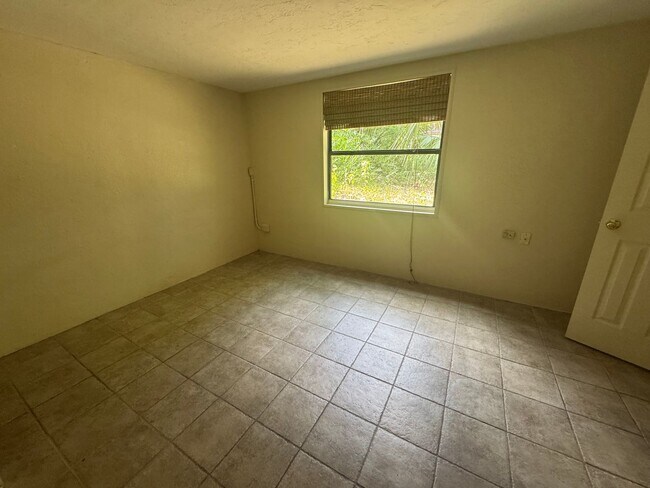 Building Photo - 6/3 within Walking Distance to Campus!!
