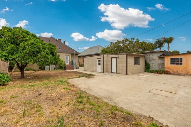 Building Photo - 1492 W 28th St