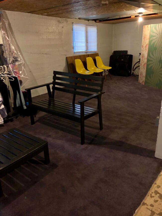 Building Photo - 1112 900 E