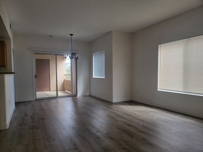 Building Photo - 2 Primary Suites Condo