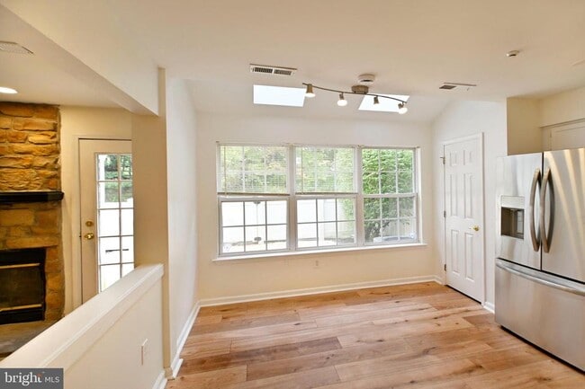 Building Photo - 302 Weston Ln