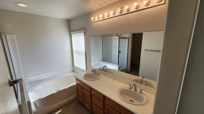 Building Photo - 3 Bedroom House in Sunset Glen Community