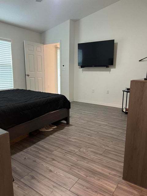 Building Photo - Beautiful open floorplan, split bedrooms, granite counter tops, inside laundry, built 2021. Vault...