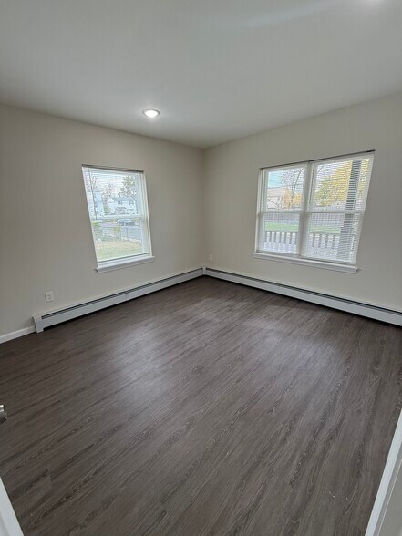 Bedroom #1 - 14 Brook St