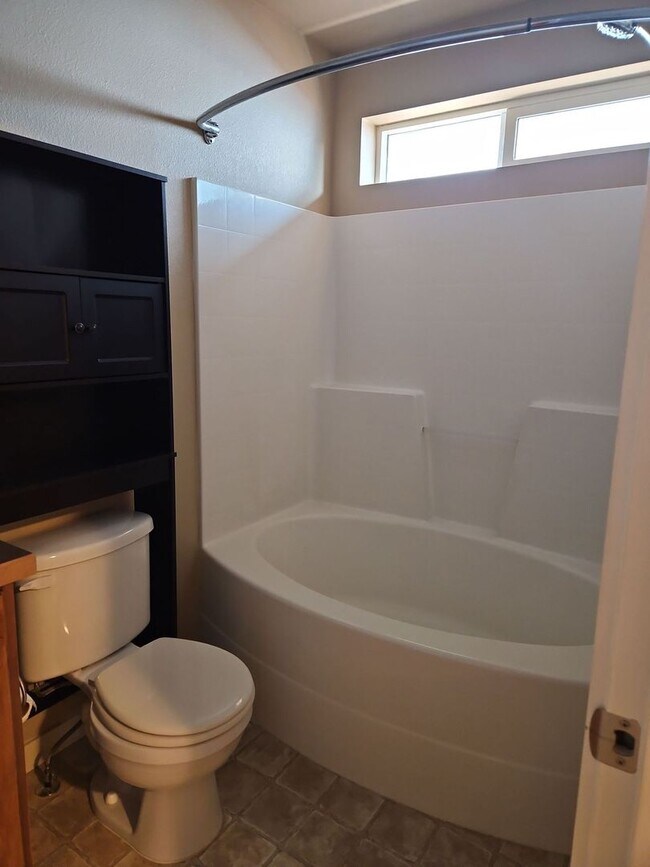 Building Photo - Beautiful 3 bedroom 2 bath home with a gre...