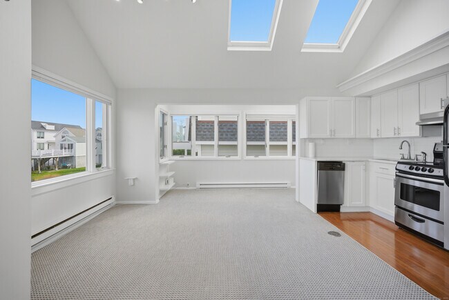 Building Photo - 205 Hillspoint Rd