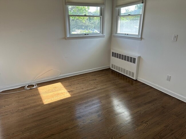 Building Photo - 310 S Oyster Bay Rd