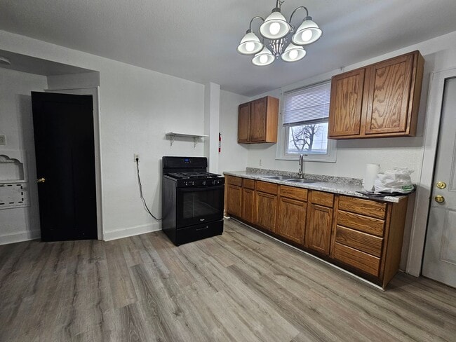 Building Photo - SW 4 bedroom 2 bath with fenced yard