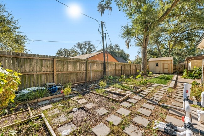 Building Photo - 303 Narcissus St