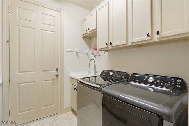 Building Photo - 11012 Castlereagh St