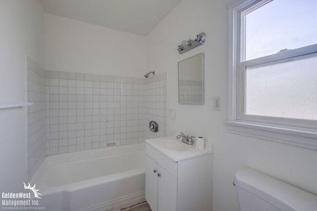 Building Photo - Charming 1Bdm 1Ba Apartment in the Heart o...