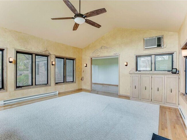 Building Photo - Spacious 4+ Bedroom with Vaulted Family Room, Fireplace, Panoramic Views, Bonus Room, Pets OK!