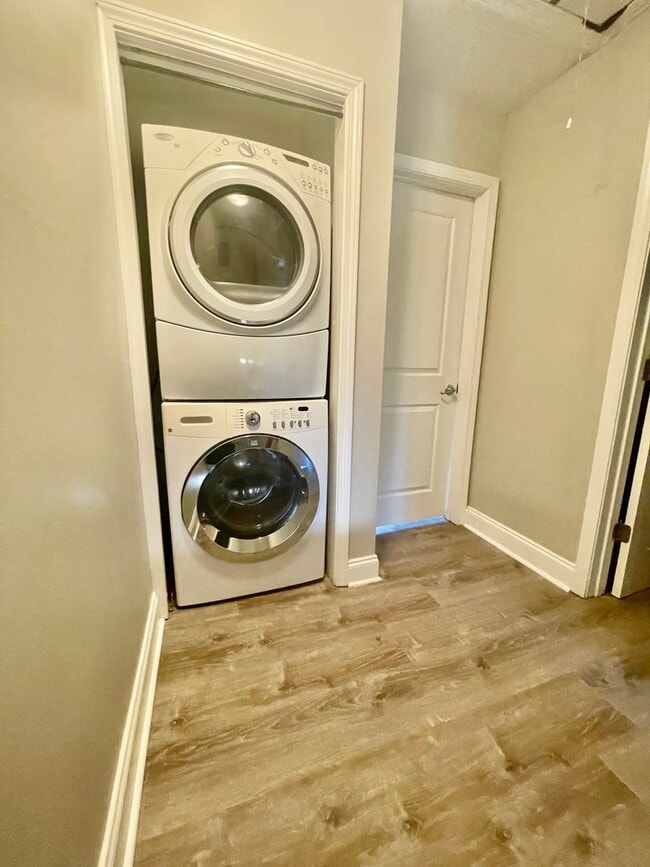 Building Photo - Must see this adorable 2 bedroom 1.5 bath ...