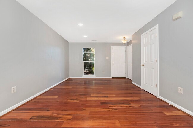 Building Photo - 618 Cawley Dr