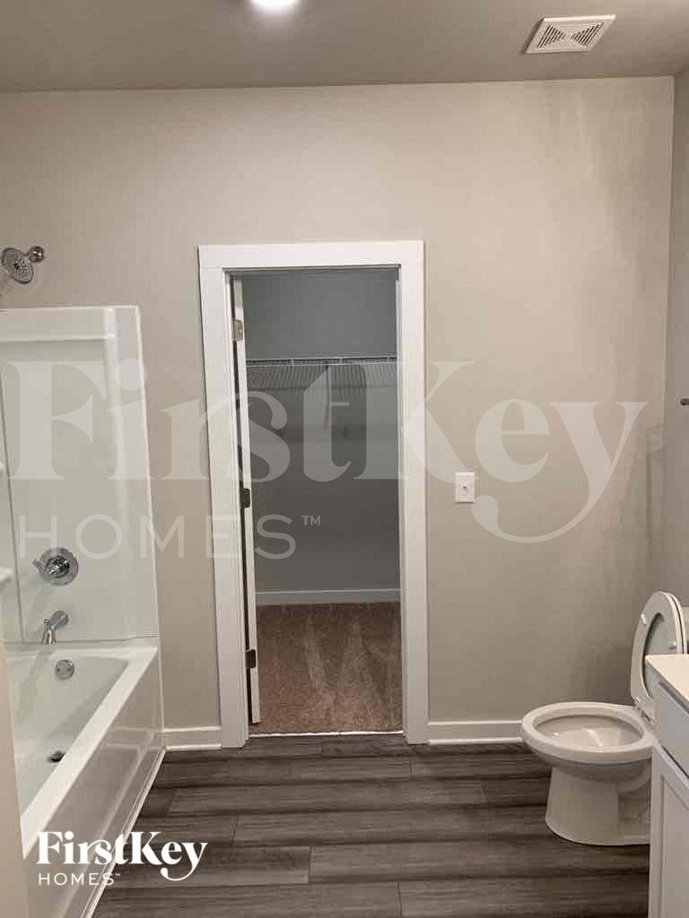 Building Photo - 305 Avalon Wy