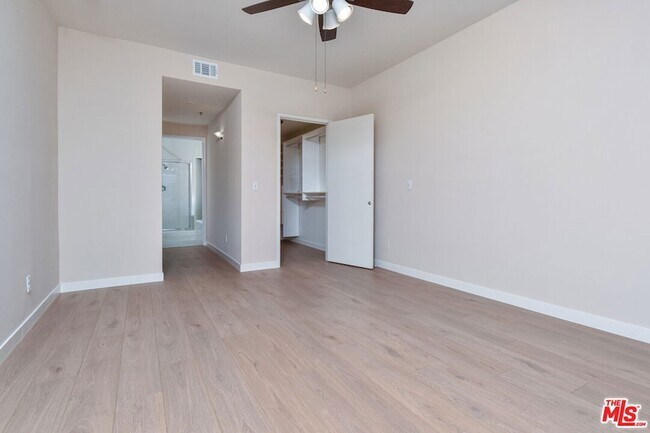 Building Photo - 5350 White Oak Ave