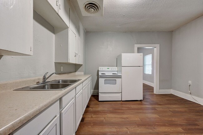 Building Photo - Large 2 bed / 1 bath house! 3 Minutes from I-235, and 10 Minutes from Bricktown!