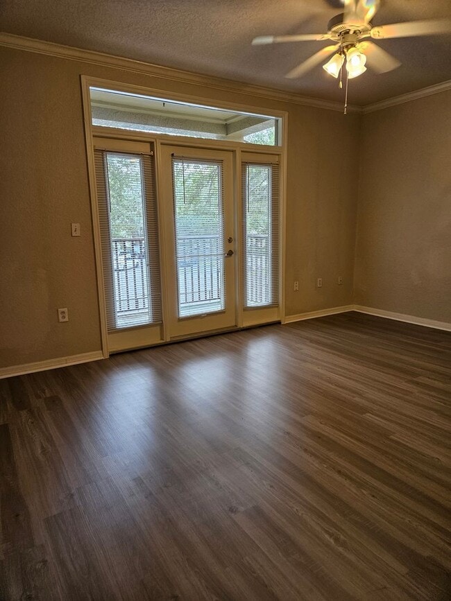 Building Photo - $600 Deposit*Spacious 1 BDRM Condo Downtown!