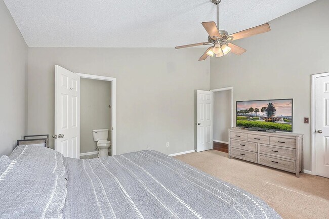 Building Photo - Spacious Living in Goose Creek