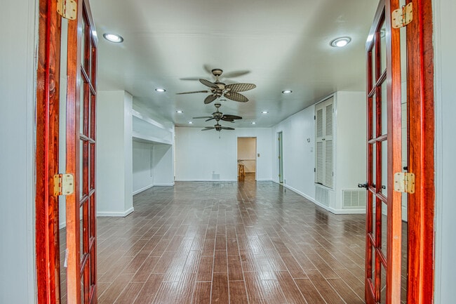 Building Photo - 8613 Kingsway Dr