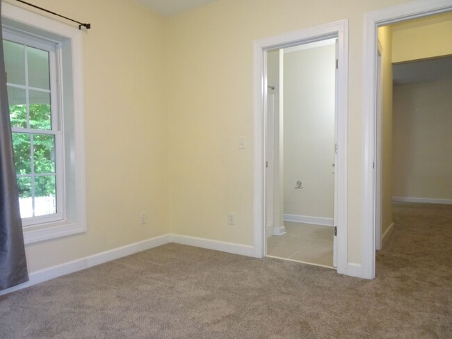 Building Photo - 4 Bedroom 3.5 bathroom Rental Home in Ford...
