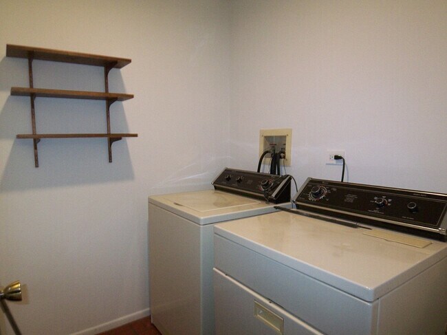 Building Photo - 1546 Williamsburg Dr