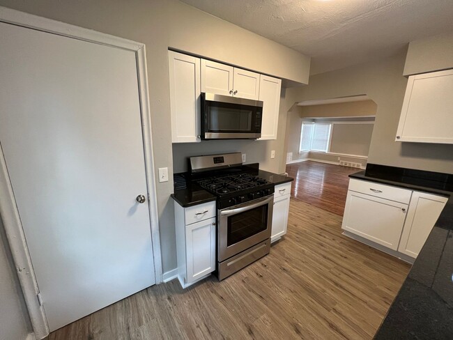 Building Photo - Fully Remodeled 2 Bed 1 Bath!!