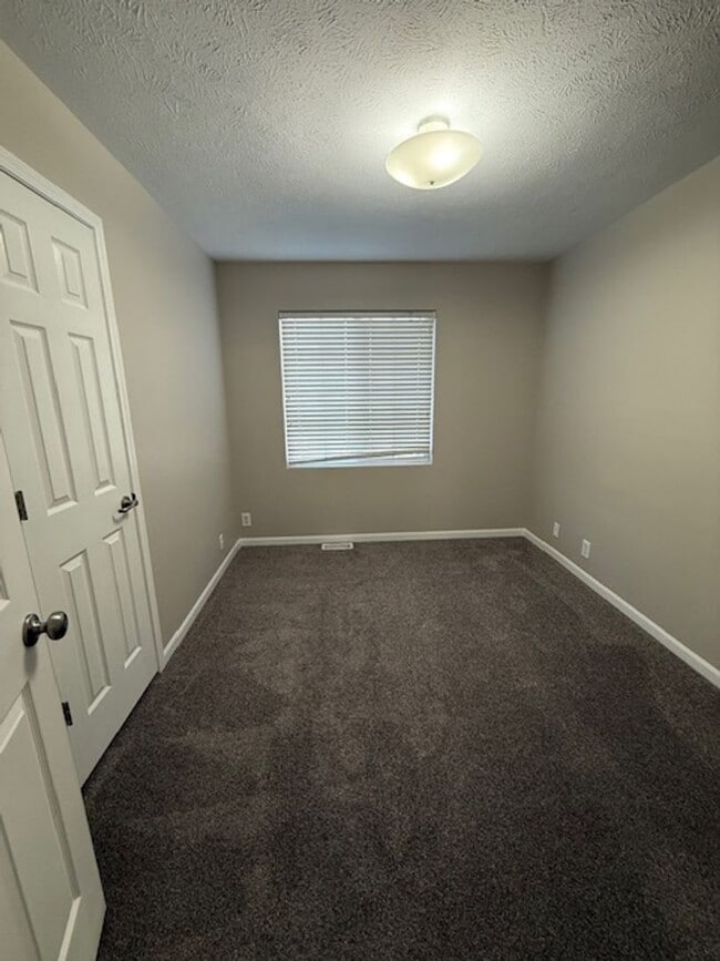Building Photo - Comfortable & Convenient 3 Bedroom Near Recreation & Trails!!