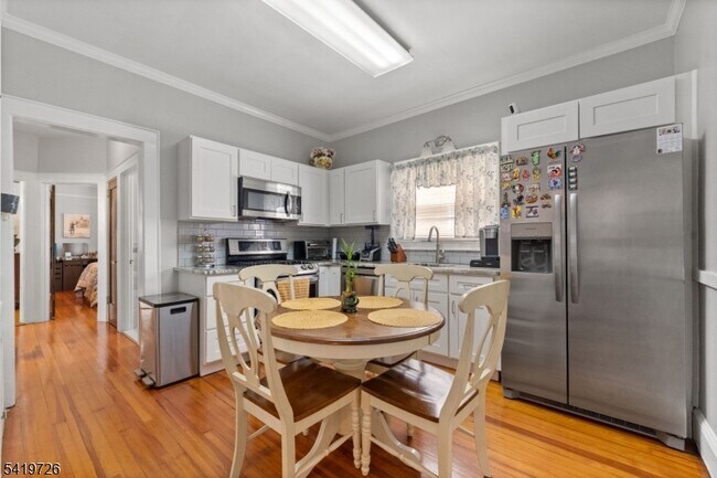 Building Photo - 144 Bellevue St