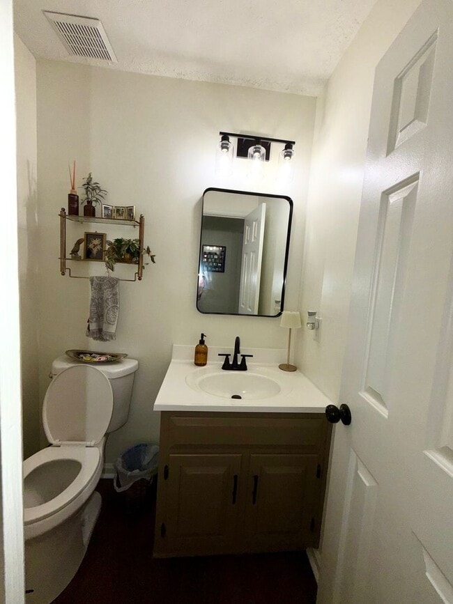 Building Photo - 4 Bed 1 Bath Home for Rent in Newport News!