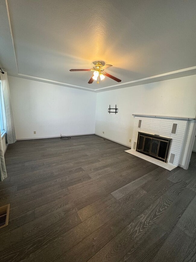 Building Photo - 2 bed 1 bath with large attached garage and fenced yard