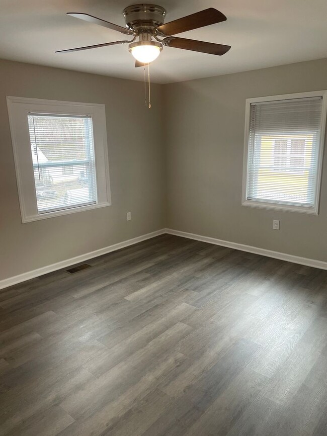 Building Photo - 715 Newton St