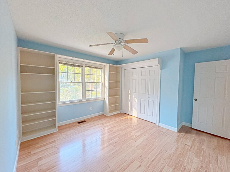 Building Photo - 102 Rock Nest Ct