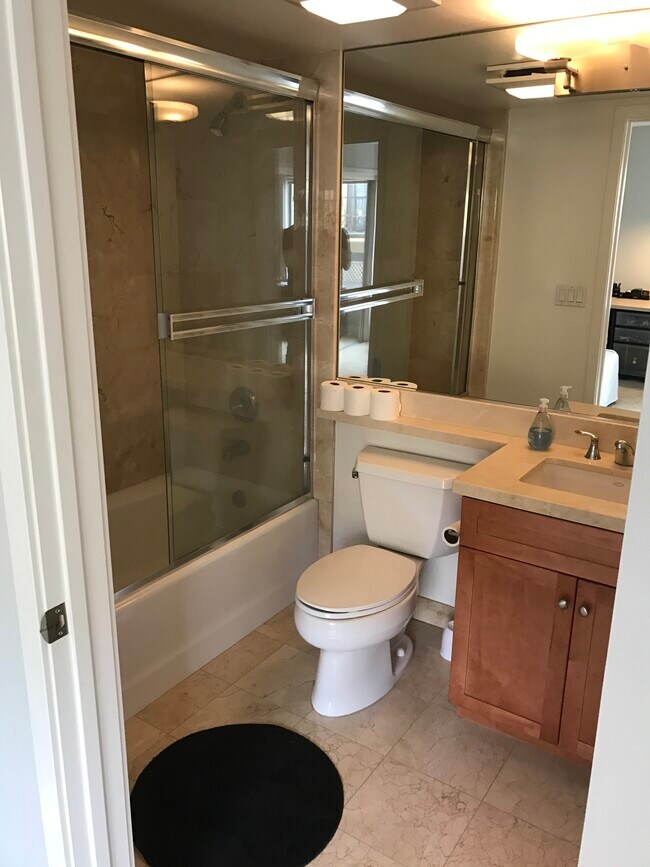 Building Photo - 1951 N Beachwood Dr