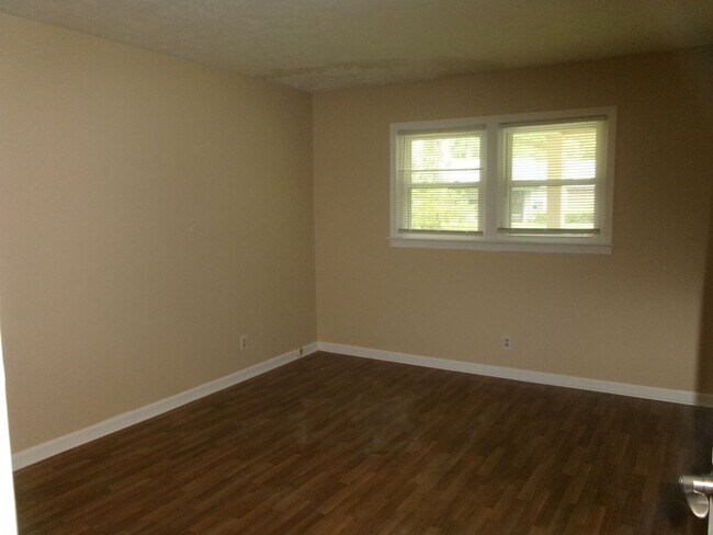 Building Photo - 2 bedroom duplex apartment off Forestbrook...