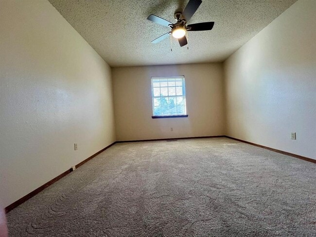 Building Photo - 1329 NE 20th Pl