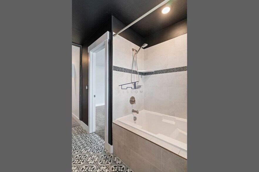 Building Photo - 6471 Aspen Ln