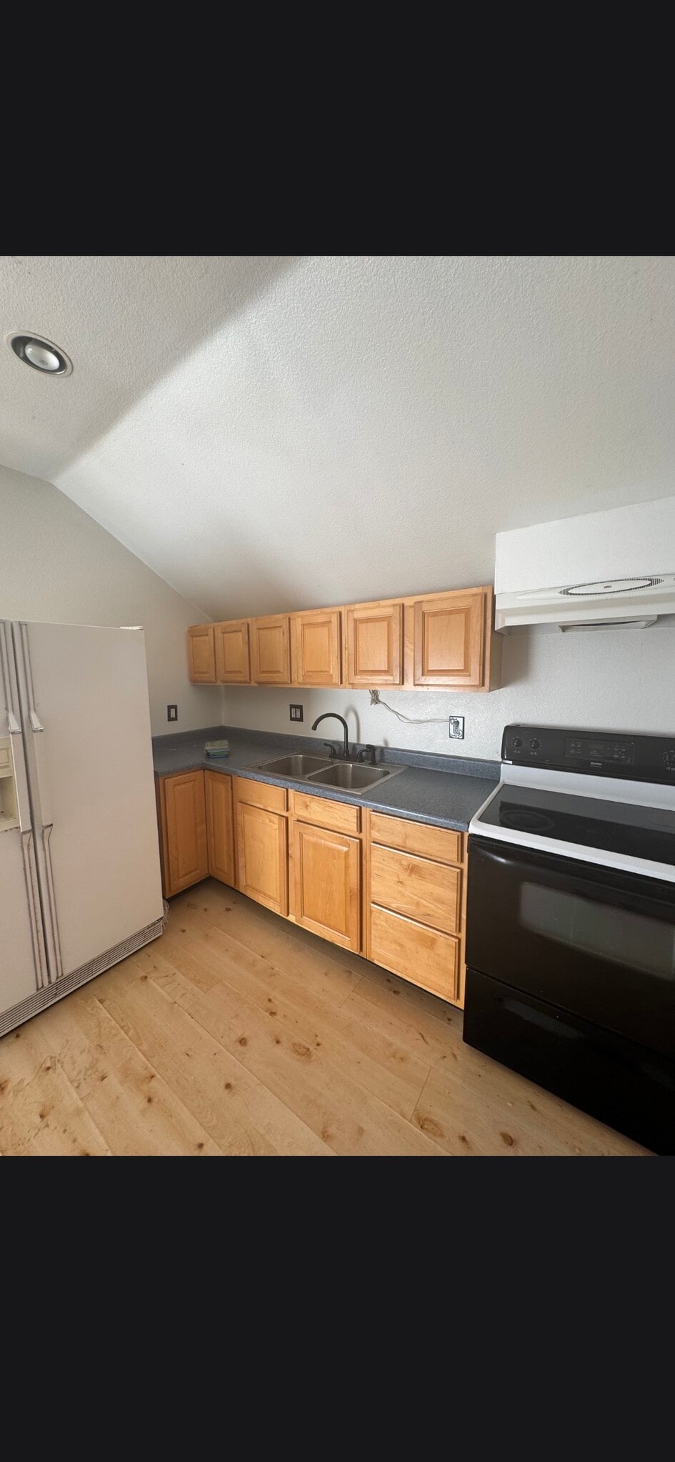 Building Photo - 400 Manzanita Way